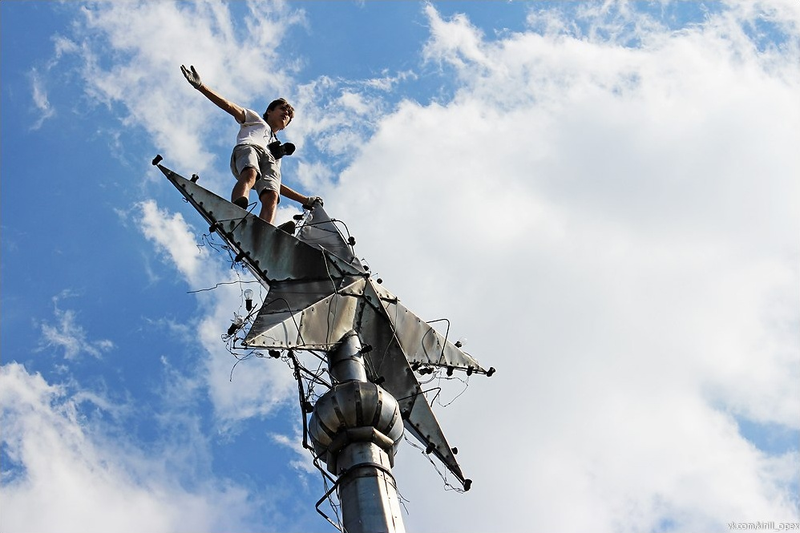 Illustration for article titled The craziest Russian climber is back with more gonad-shriveling photos